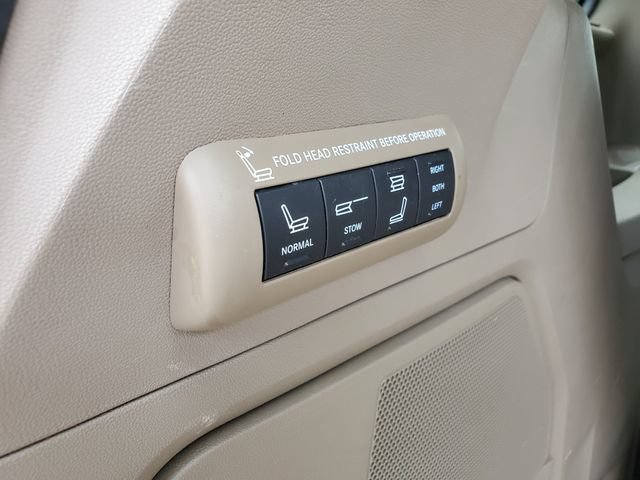 Used 2015 Chrysler Town & Country Limited Platinum FWD image 9