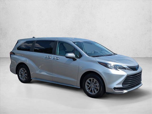 Used 2024 Toyota Sienna LE FWD image 3