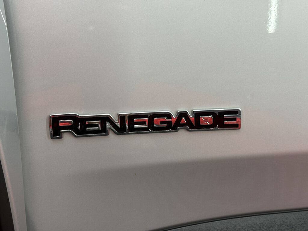 Used 2018 Jeep Renegade Limited w/ UConnect 8.4 Nav Group AWD/4WD image 32