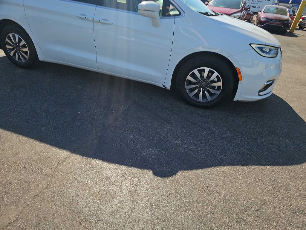 Used 2022 Chrysler Pacifica Touring-L w/ Uconnect Theater Family Group image 25