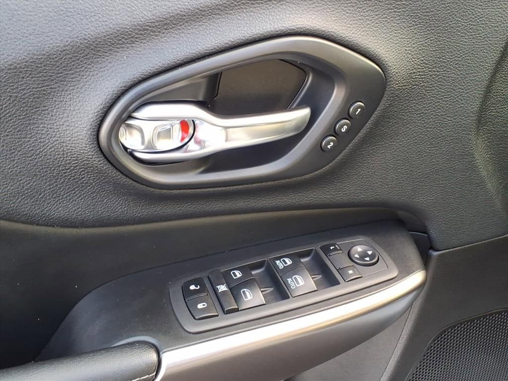 Used 2019 Jeep Cherokee Limited image 4