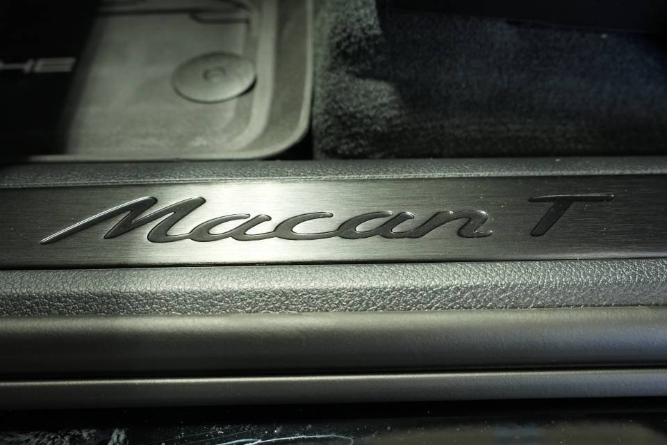 Certified 2026 Porsche Macan Turbo AWD/4WD image 32