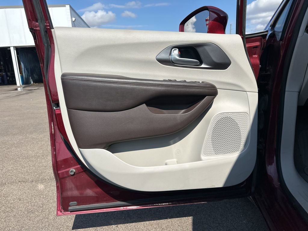 Used 2017 Chrysler Pacifica Touring-L image 16