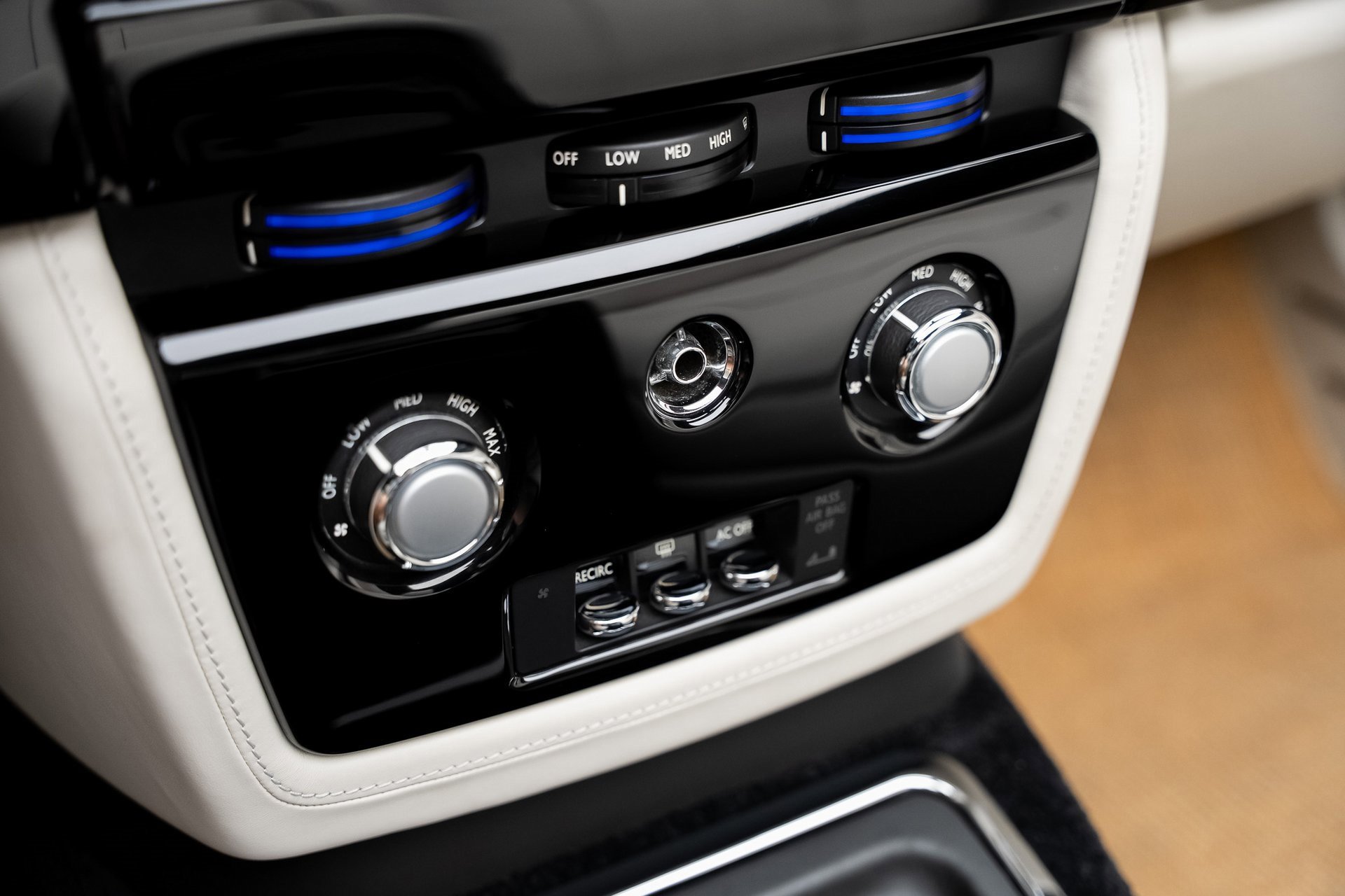 Used 2013 Rolls-Royce Phantom Drophead Coupe image 53