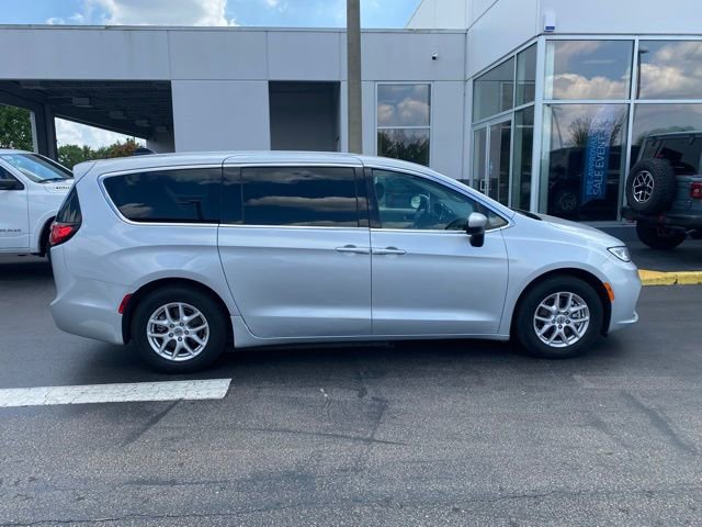 Used 2023 Chrysler Pacifica Touring-L image 13