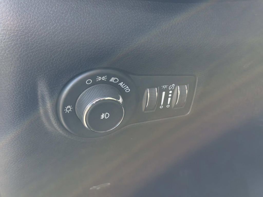 Used 2022 Jeep Compass Latitude w/ Sun and Sound Group AWD/4WD image 28
