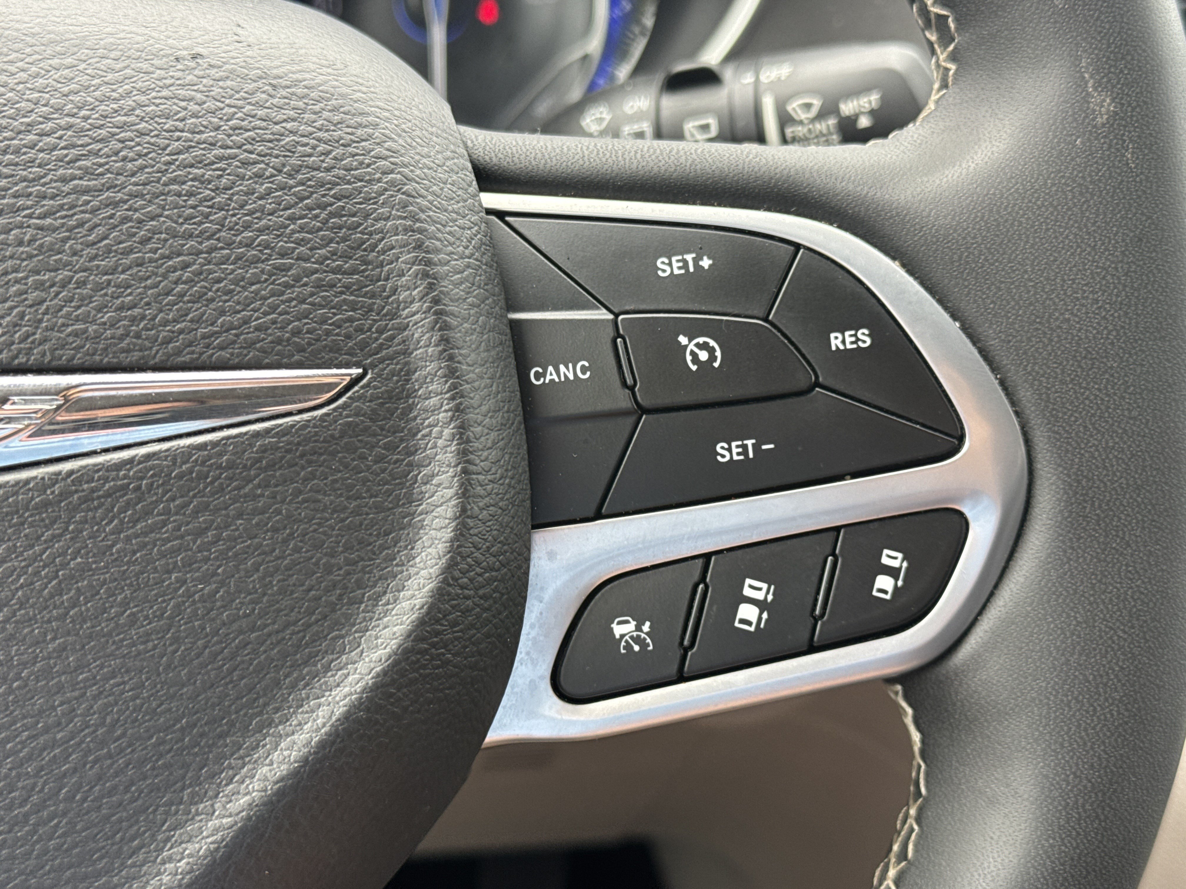 Used 2023 Chrysler Pacifica Touring-L FWD image 17