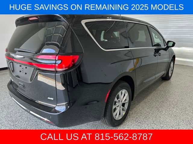 New 2025 Chrysler Pacifica Select image 27