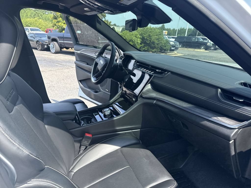 Used 2023 Jeep Grand Cherokee Overland w/ Luxury Tech Group IV RWD image 35