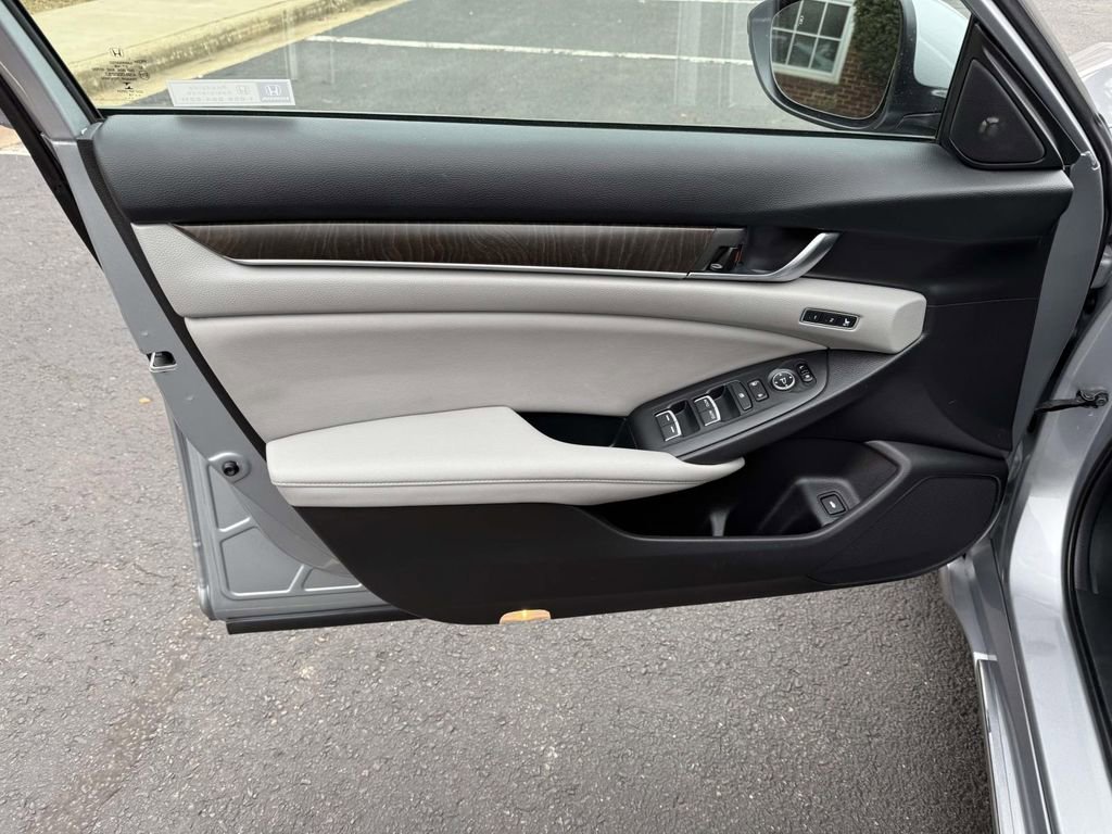 Used 2018 Honda Accord Touring image 12