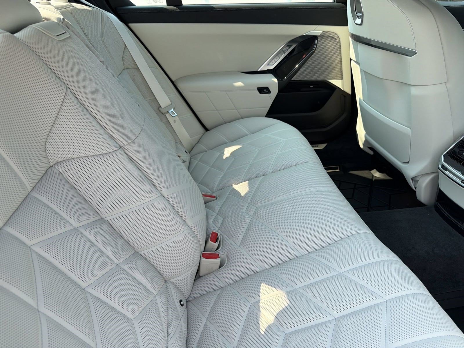 New 2026 BMW 750e xDrive AWD/4WD image 31