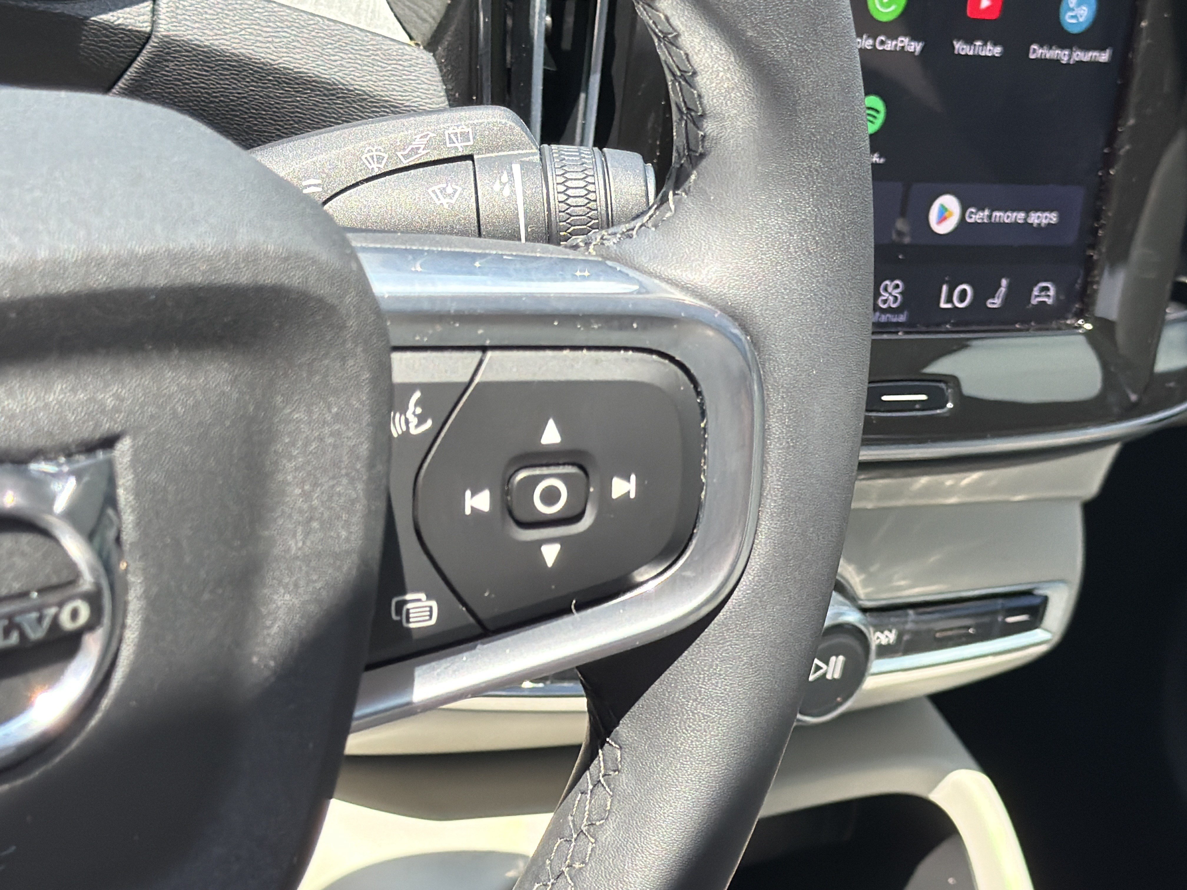 Certified 2024 Volvo XC40 B5 Plus AWD/4WD image 20