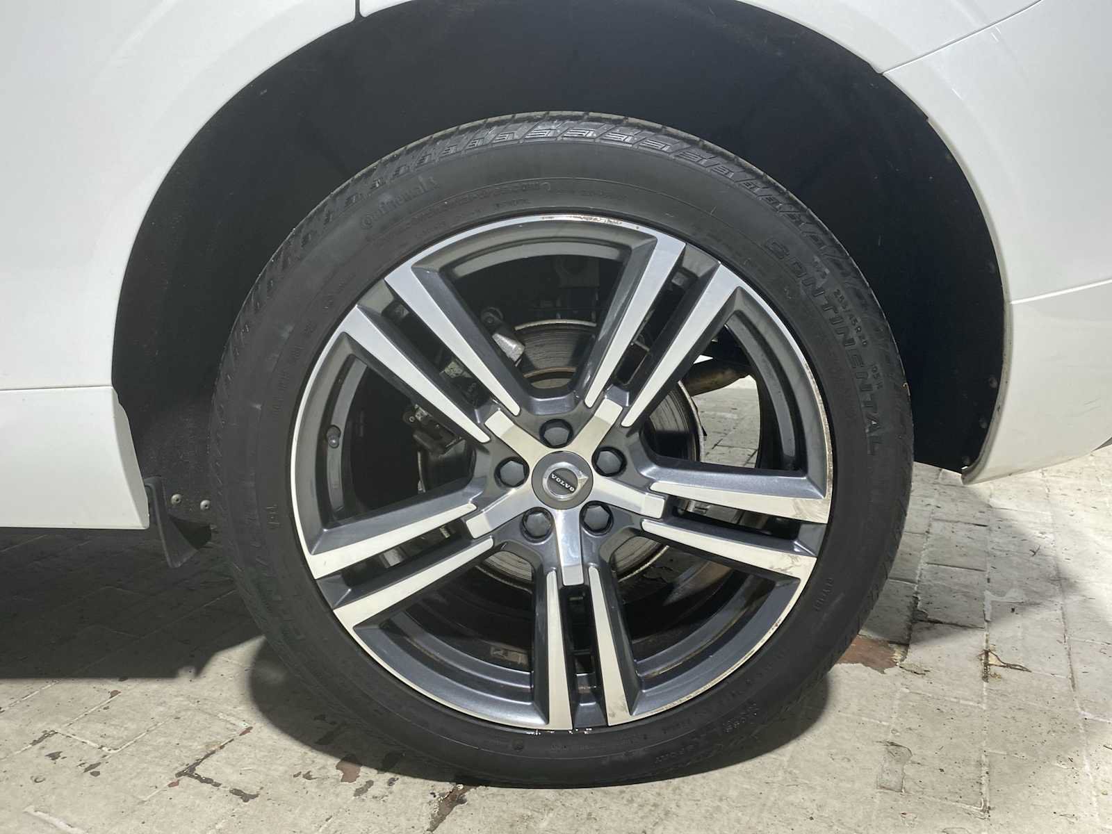 Used 2019 Volvo XC60 T5 Momentum w/ Multimedia Package AWD/4WD image 8