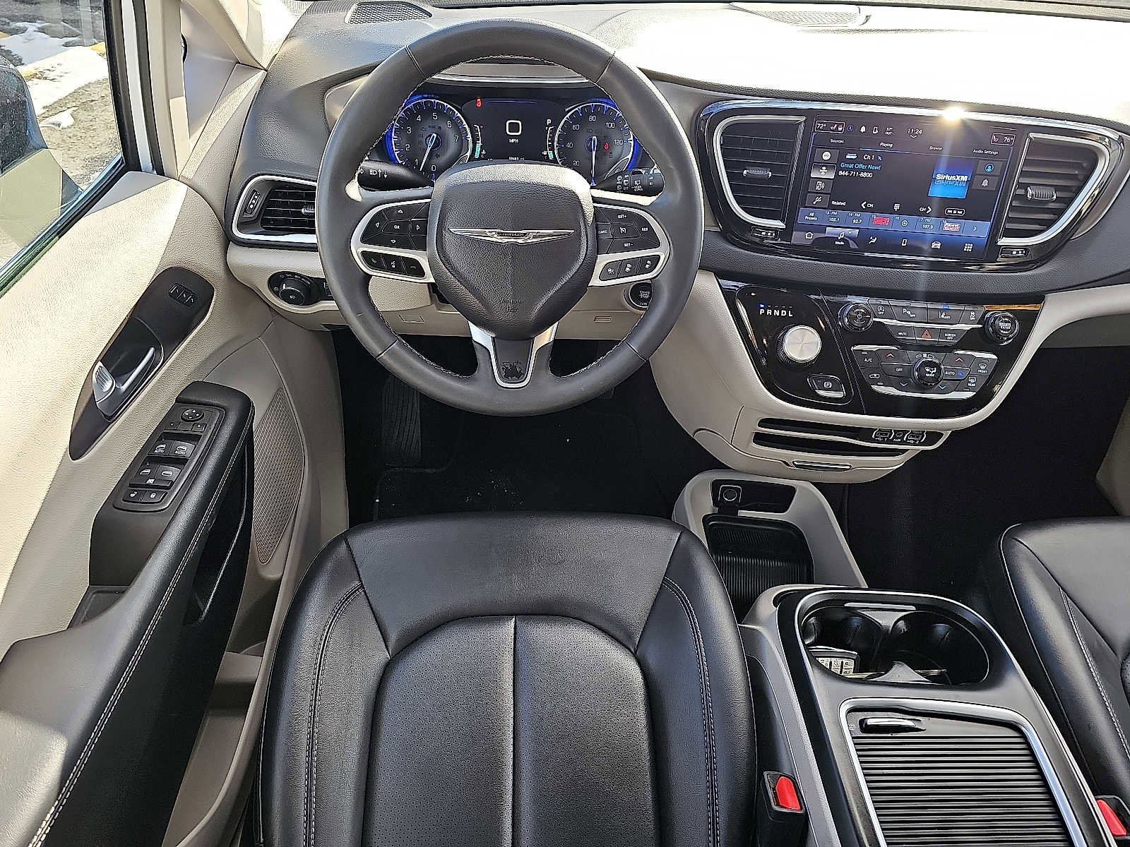 Used 2024 Chrysler Pacifica Touring-L image 14