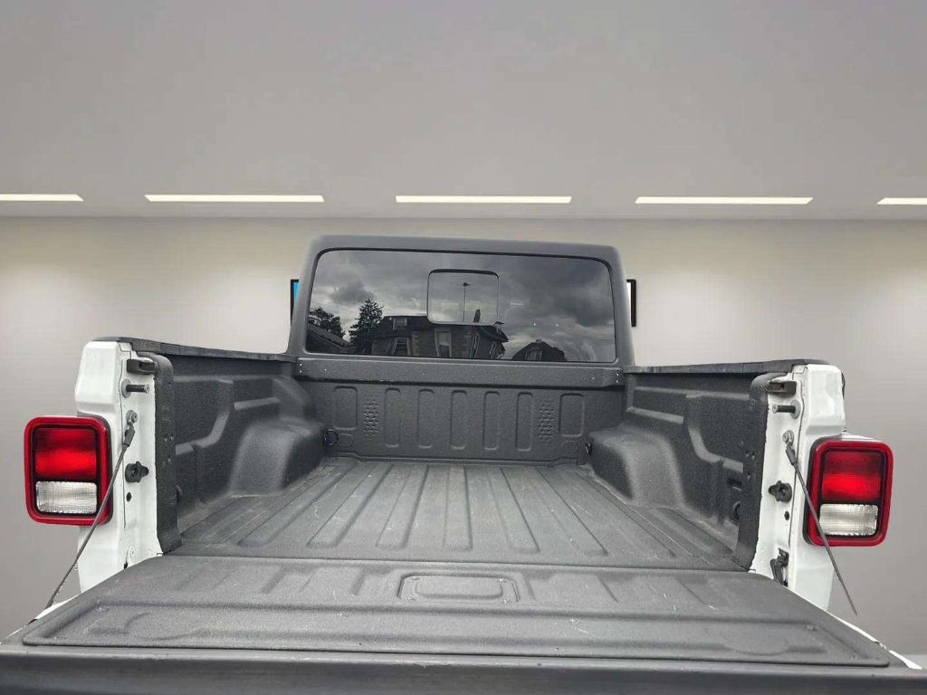 Used 2022 Jeep Gladiator Overland w/ Popular Equipment Package AWD/4WD image 9
