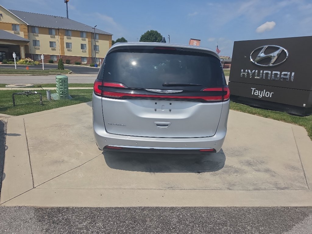 Used 2024 Chrysler Pacifica Touring-L FWD image 6