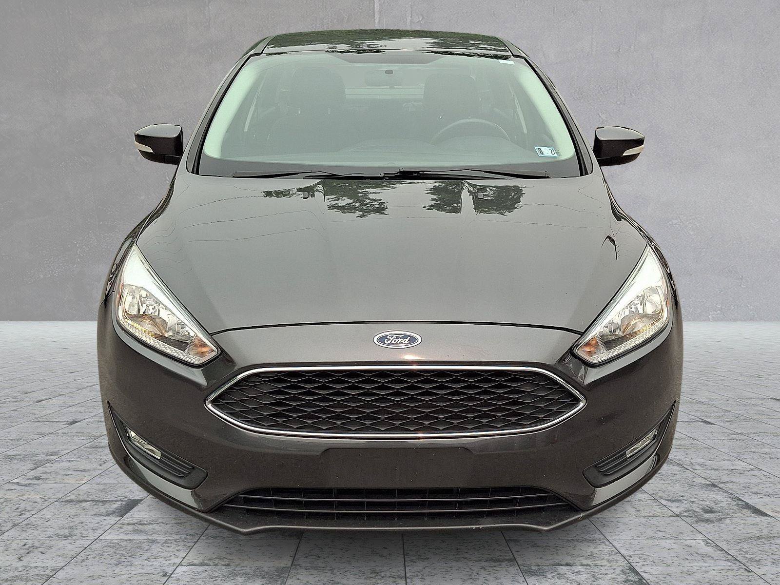 Used 2016 Ford Focus SE w/ SE Sport Package FWD image 2