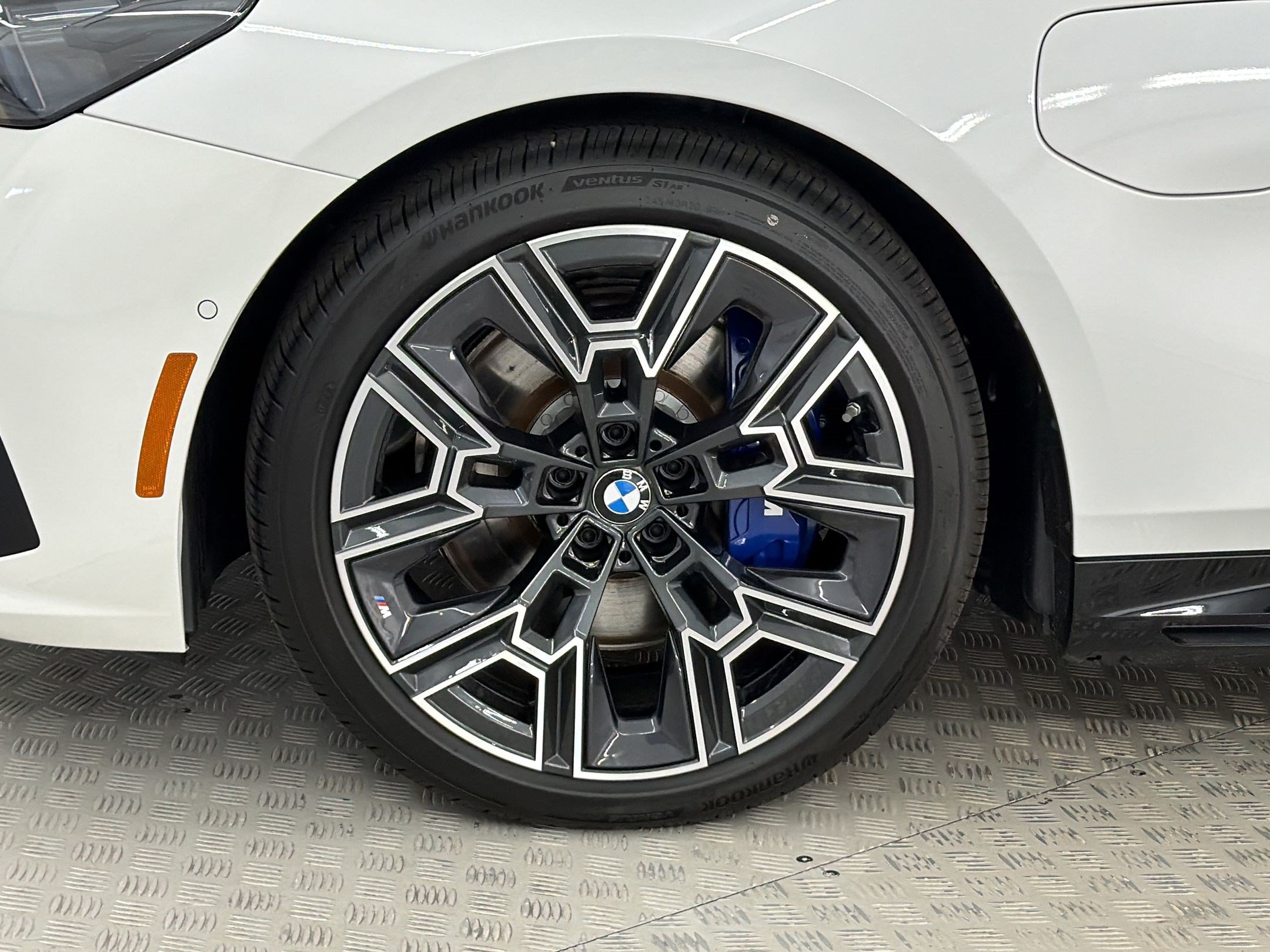 New 2027 BMW 550e xDrive w/ Premium Package AWD/4WD image 13