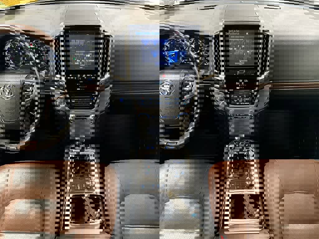 Used 2016 Toyota Land Cruiser image 30