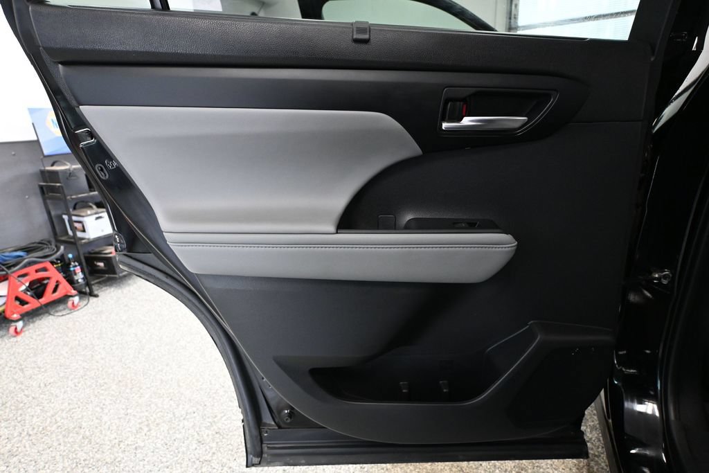 Used 2023 Toyota Highlander XLE AWD/4WD image 29