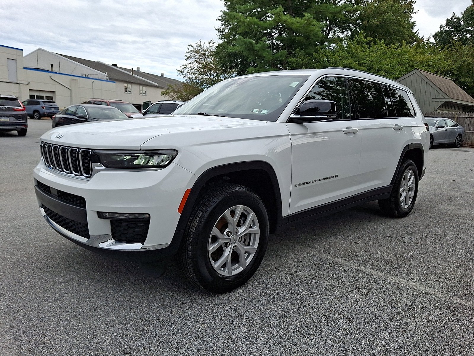 Used 2023 Jeep Grand Cherokee L Limited AWD/4WD image 3