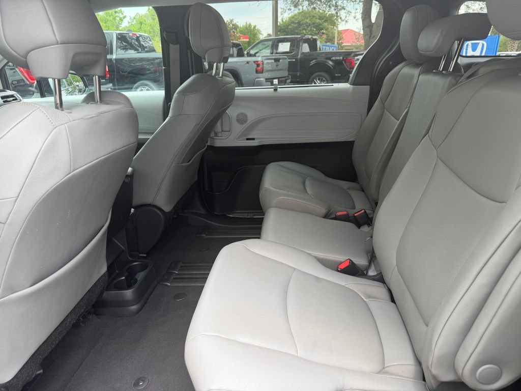 Used 2025 Toyota Sienna XLE FWD image 10