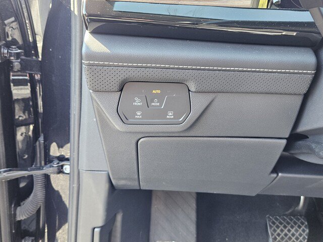 Certified 2025 Volkswagen Atlas SE FWD image 14