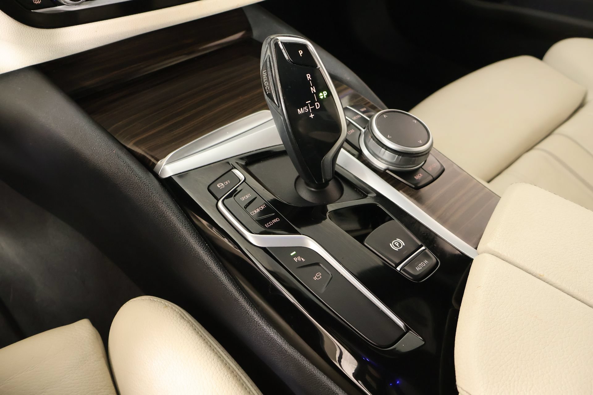 Used 2020 BMW 530i xDrive w/ Premium Package AWD/4WD image 9