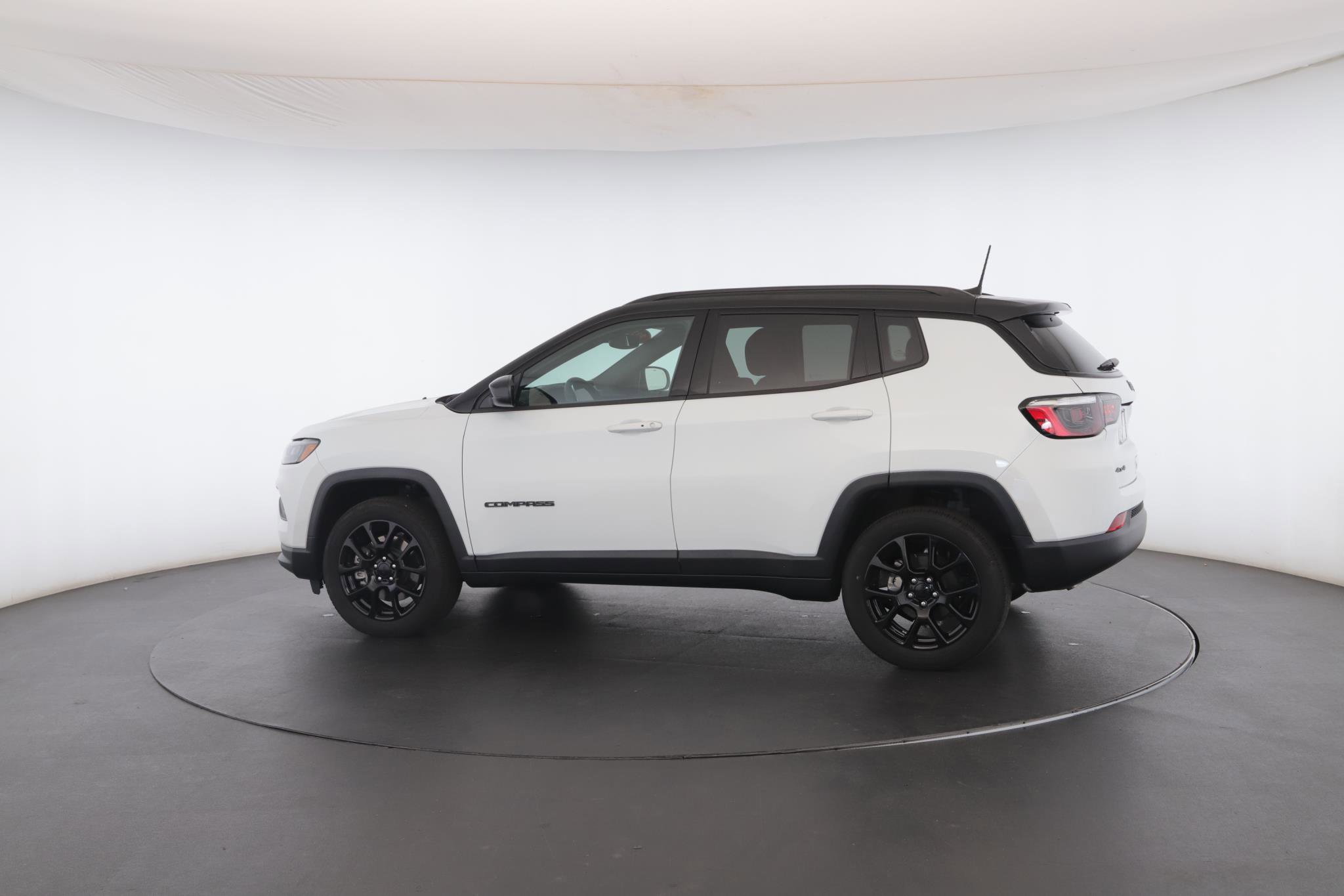 Used 2024 Jeep Compass Latitude w/ Sun and Sound Group AWD/4WD image 22