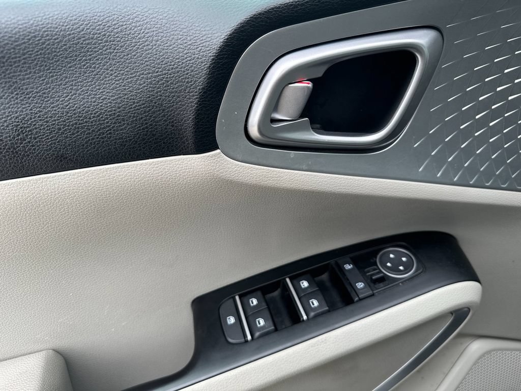 Used 2025 Kia Soul LX w/ LX Technology Package FWD image 10