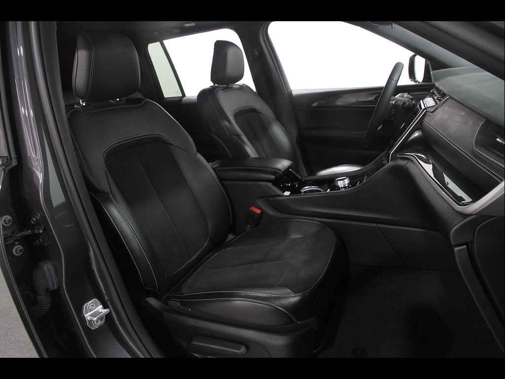 Used 2023 Jeep Grand Cherokee Altitude AWD/4WD image 17