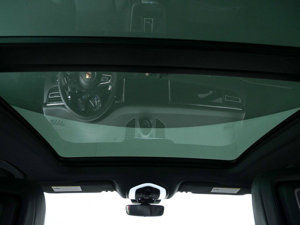 Certified 2026 Porsche Macan AWD/4WD image 18