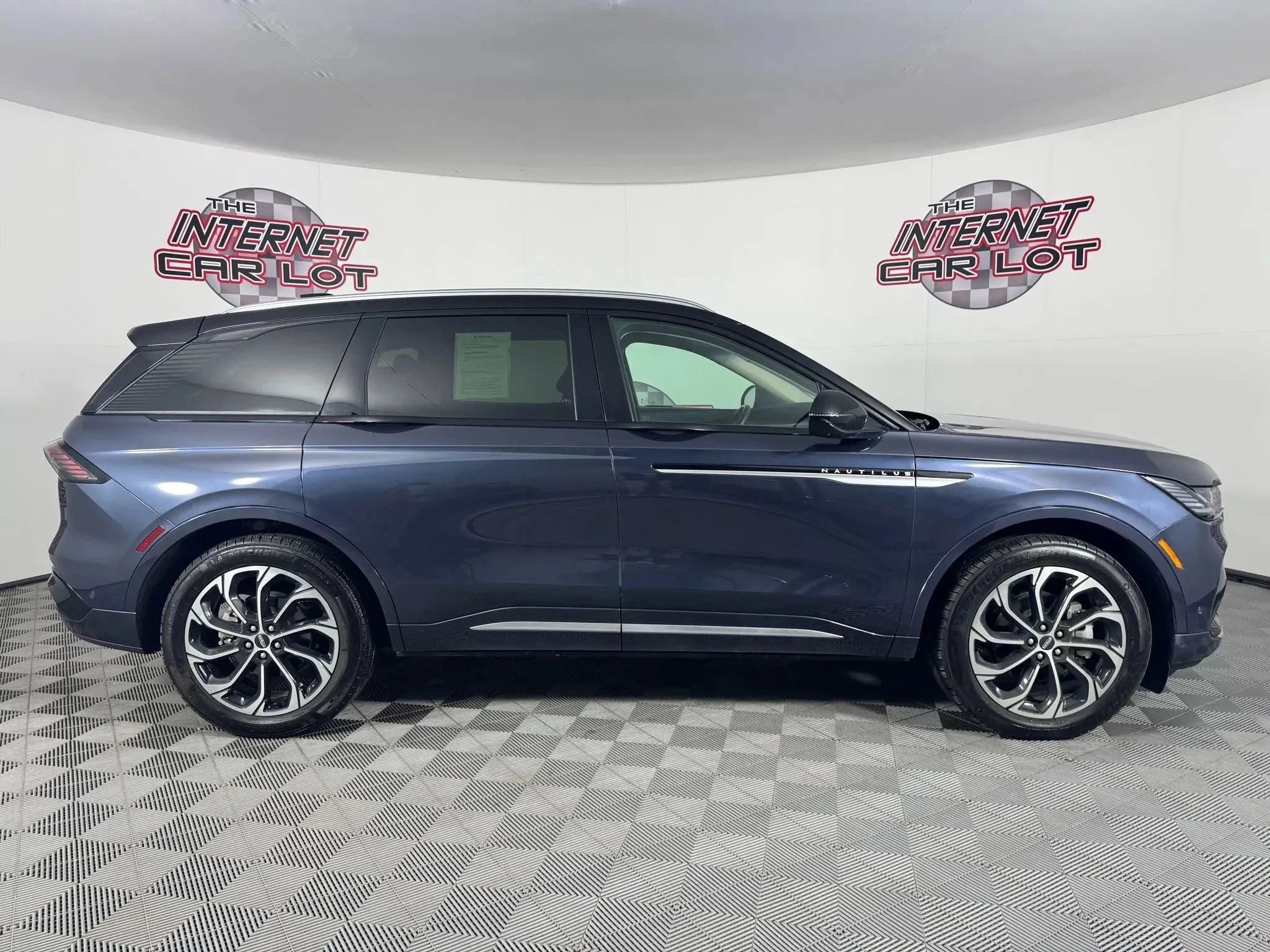 Used 2024 Lincoln Nautilus Reserve w/ Equipment Group 202A image 8