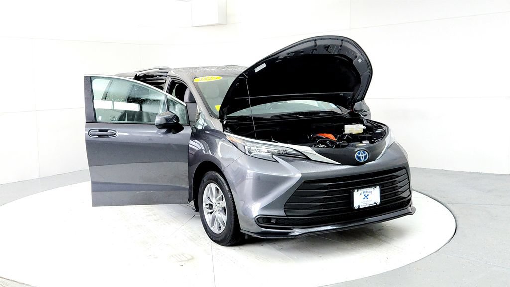 Used 2025 Toyota Sienna LE AWD/4WD image 9