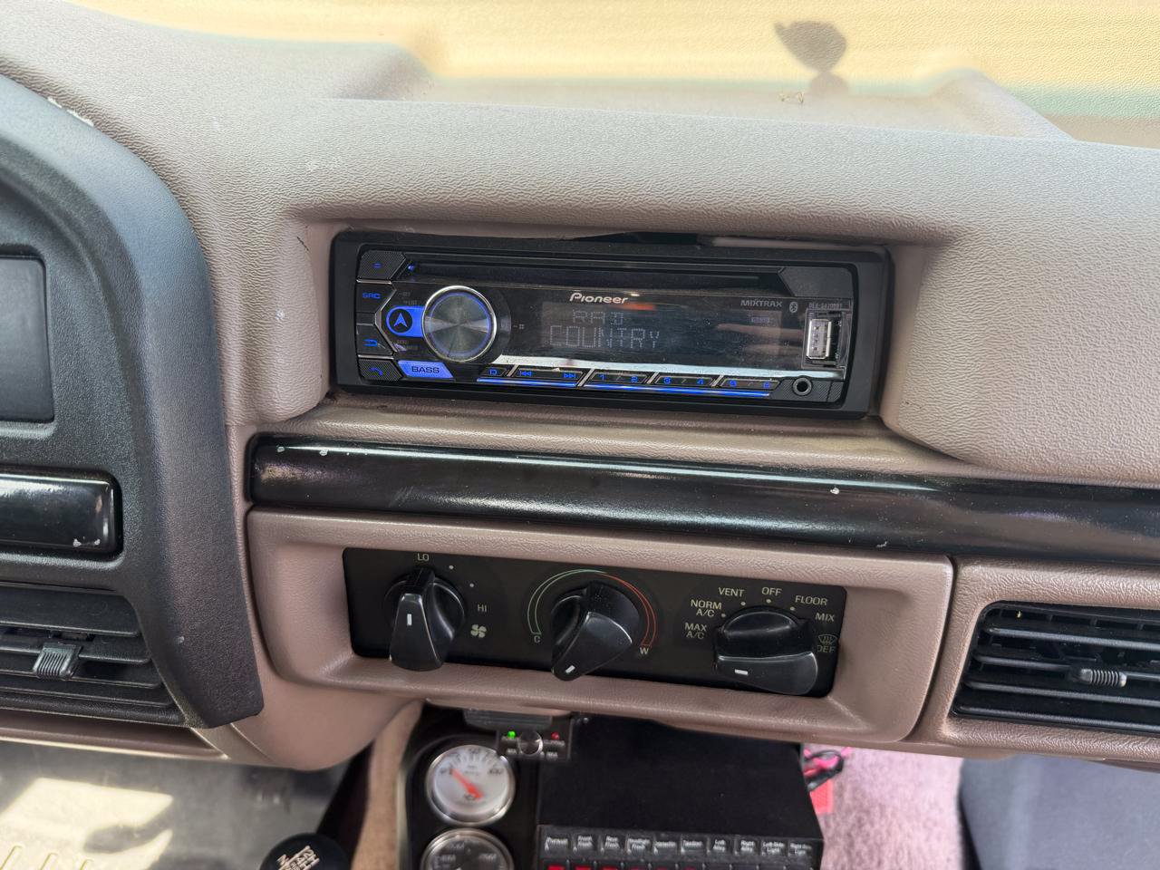 Used 1993 Ford Bronco XLT AWD/4WD image 23