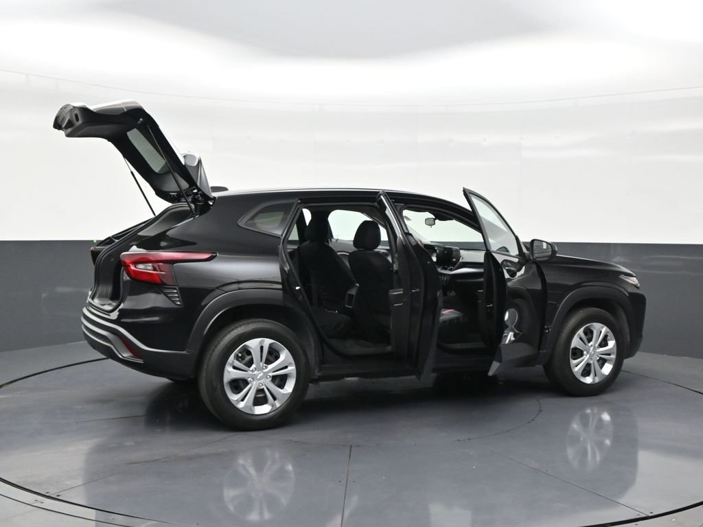 Used 2025 Chevrolet Trax LS FWD image 29
