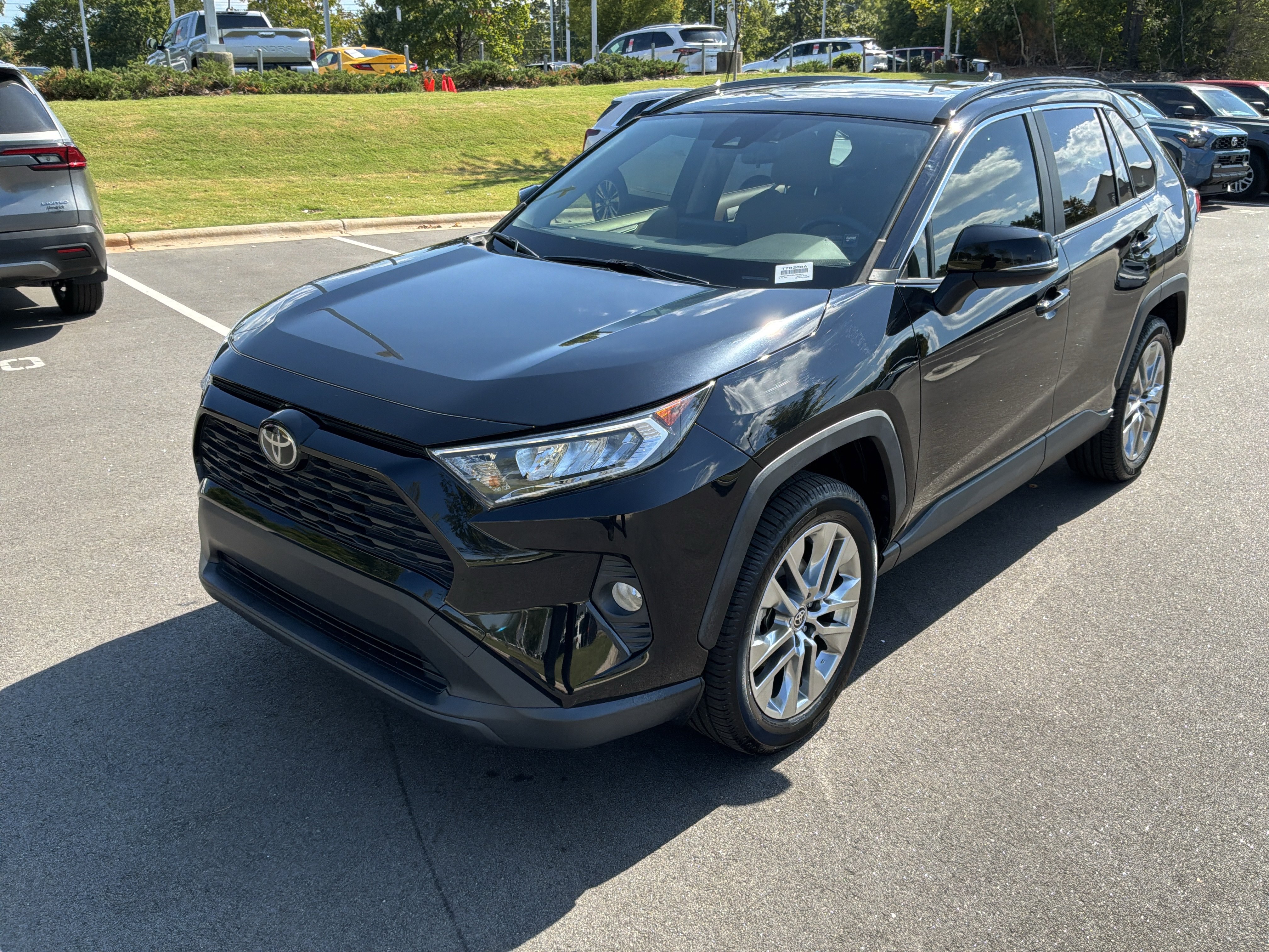 Used 2020 Toyota RAV4 XLE Premium FWD image 5