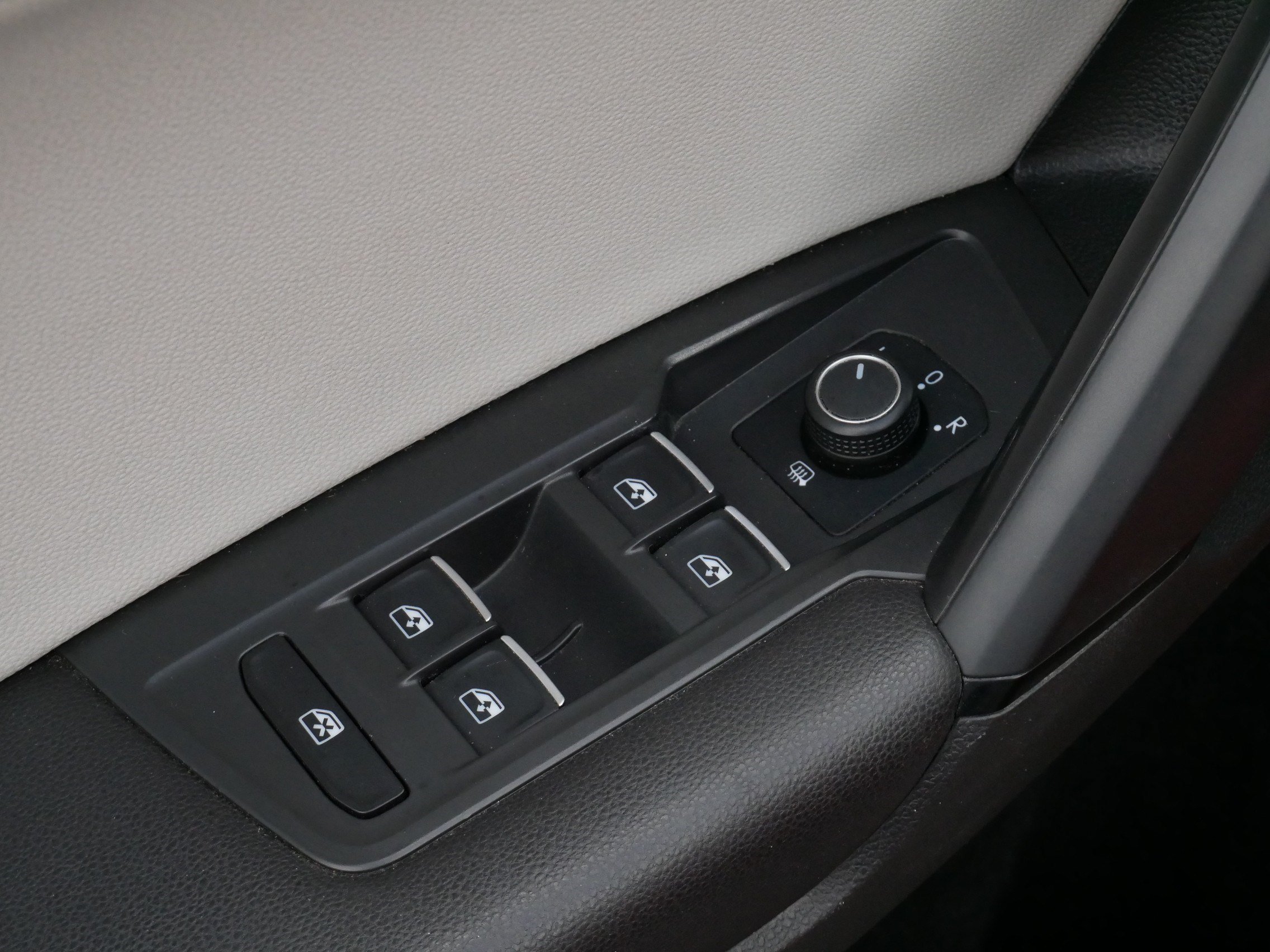 Used 2019 Volkswagen Tiguan SE w/ Panoramic Sunroof Package AWD/4WD image 18