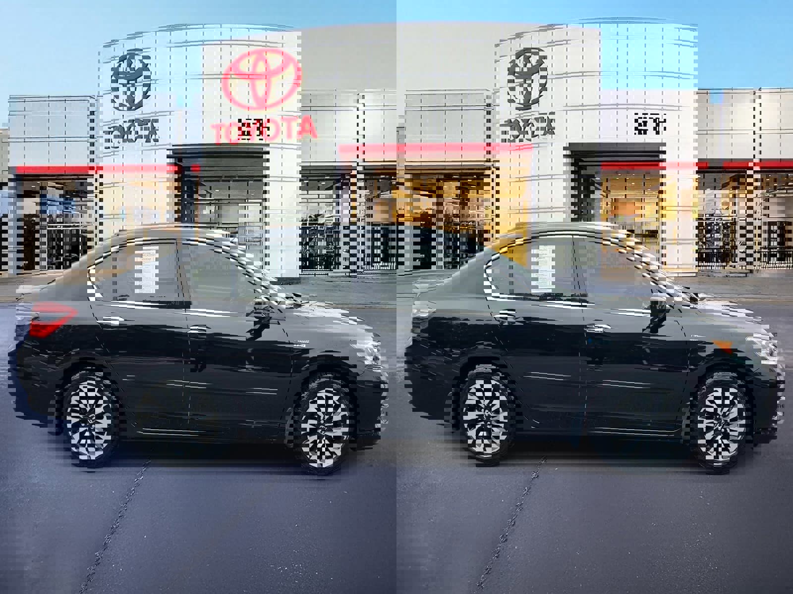 Used 2017 Honda Accord Hybrid Sedan image 4