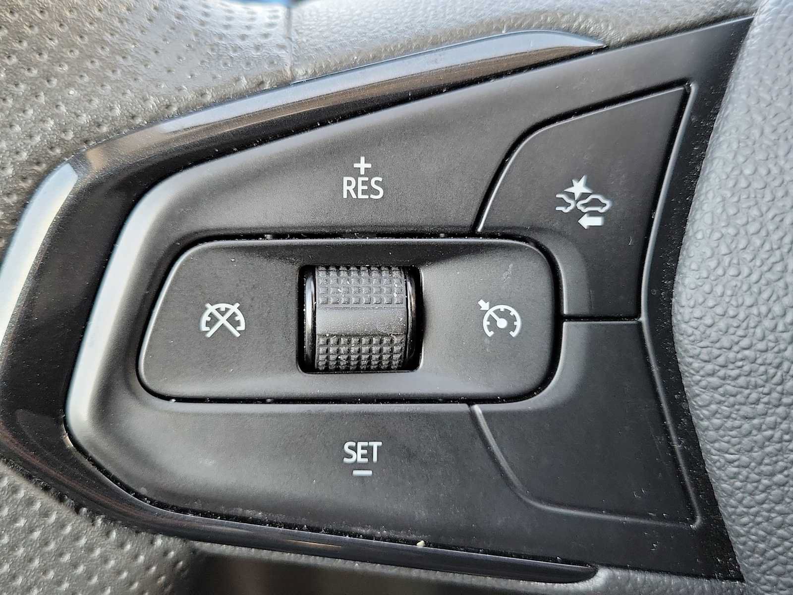 Used 2025 Chevrolet Trax LT FWD image 23