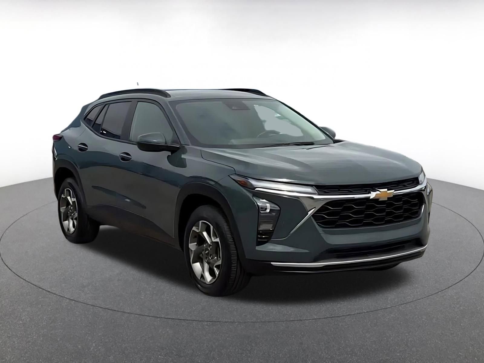 Used 2025 Chevrolet Trax LT w/ LT Convenience Package FWD image 3