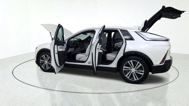 Used 2025 Cadillac Lyriq Luxury w/ LPO, Floor Liner Package RWD image 15