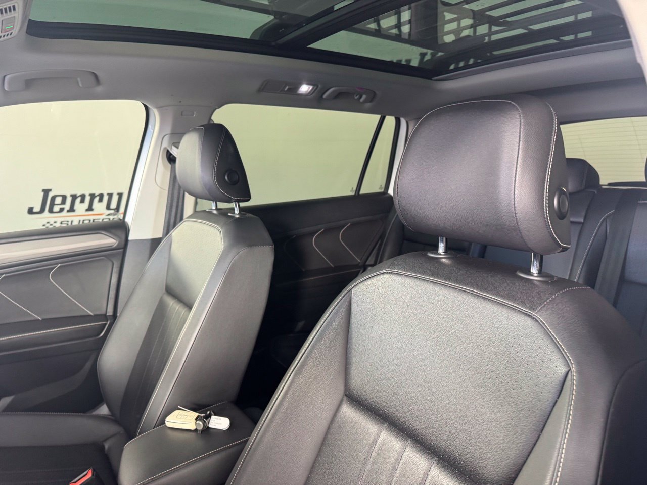 Used 2023 Volkswagen Tiguan SE w/ Panoramic Sunroof Package FWD image 10