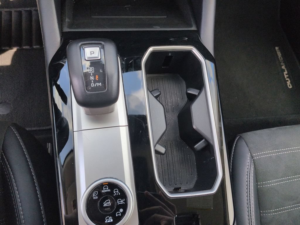 Used 2025 Mitsubishi Outlander SE AWD/4WD image 23