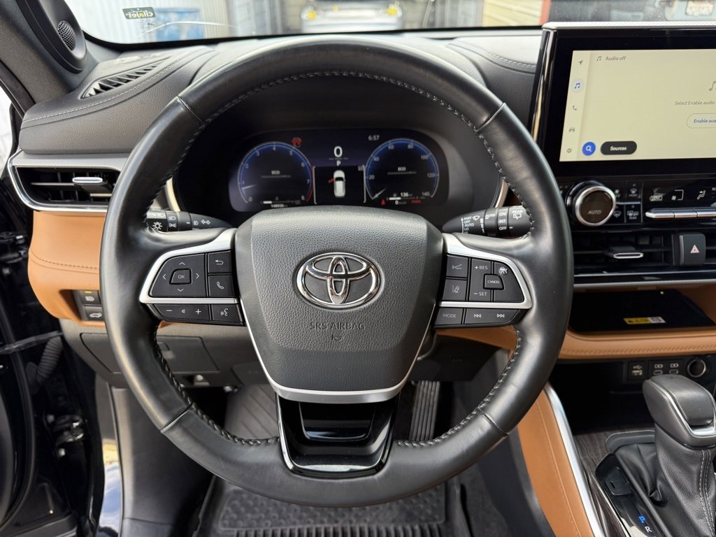 Used 2023 Toyota Highlander Platinum image 24