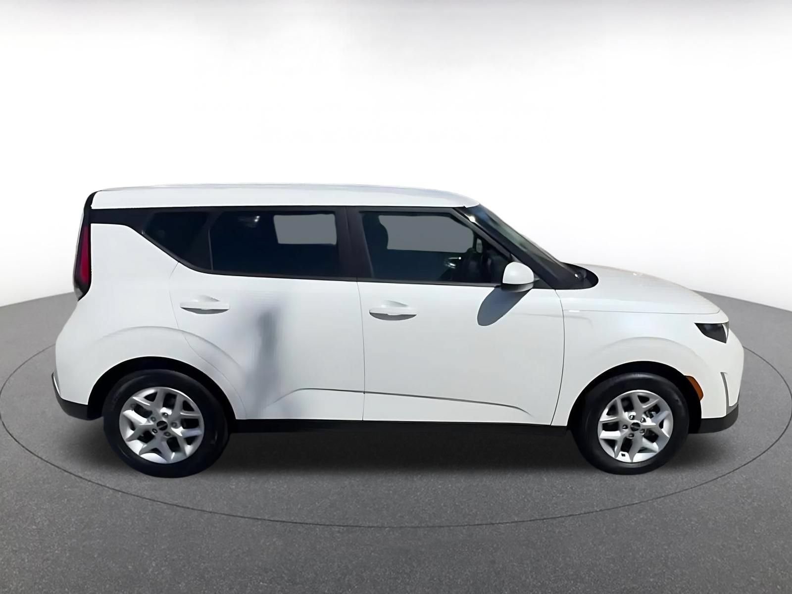 Used 2025 Kia Soul LX w/ LX Technology Package FWD image 16