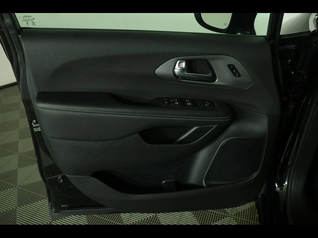 Used 2025 Chrysler Pacifica Select image 22