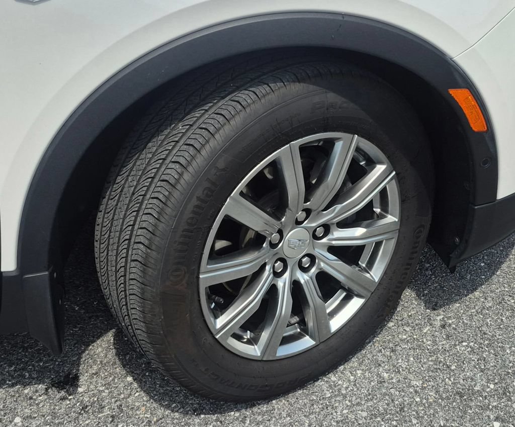 Used 2022 Cadillac XT4 Premium Luxury w/ Technology Package AWD/4WD image 3