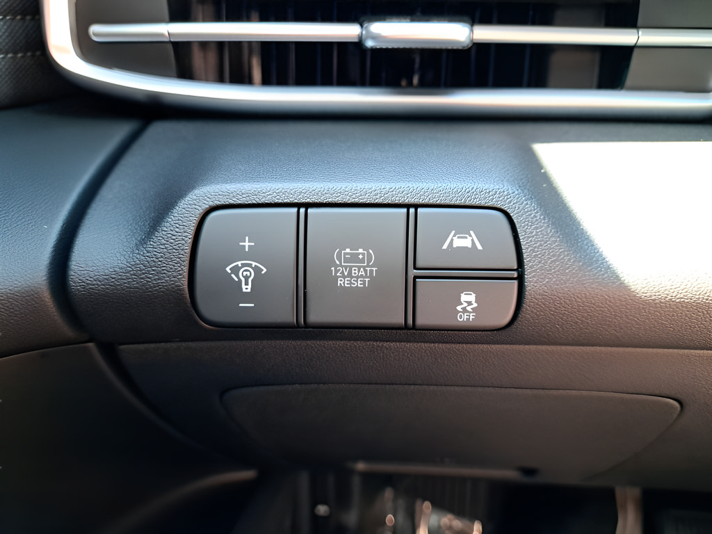 Used 2023 Hyundai Elantra Limited FWD image 14