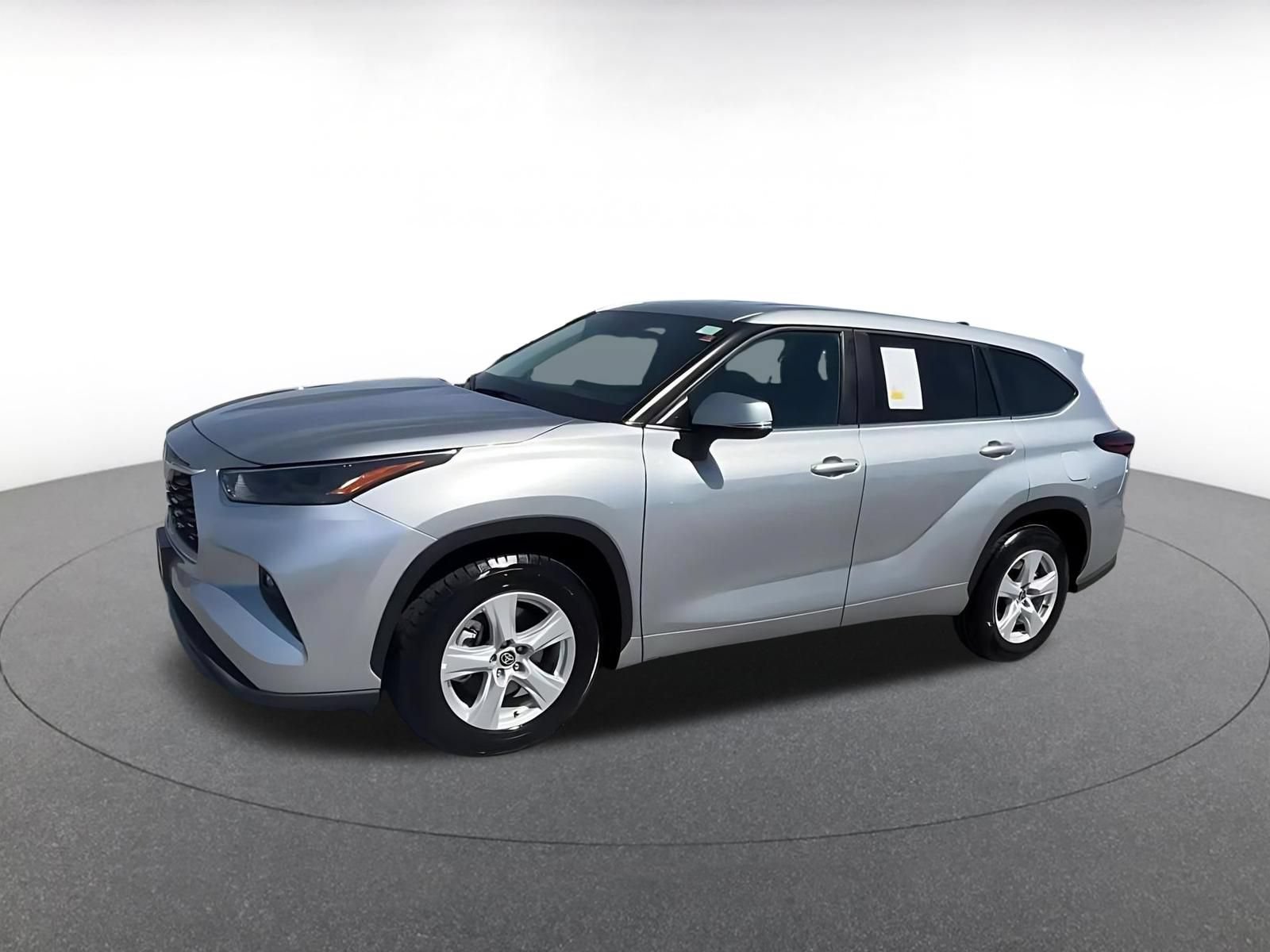 Used 2025 Toyota Highlander LE FWD image 8